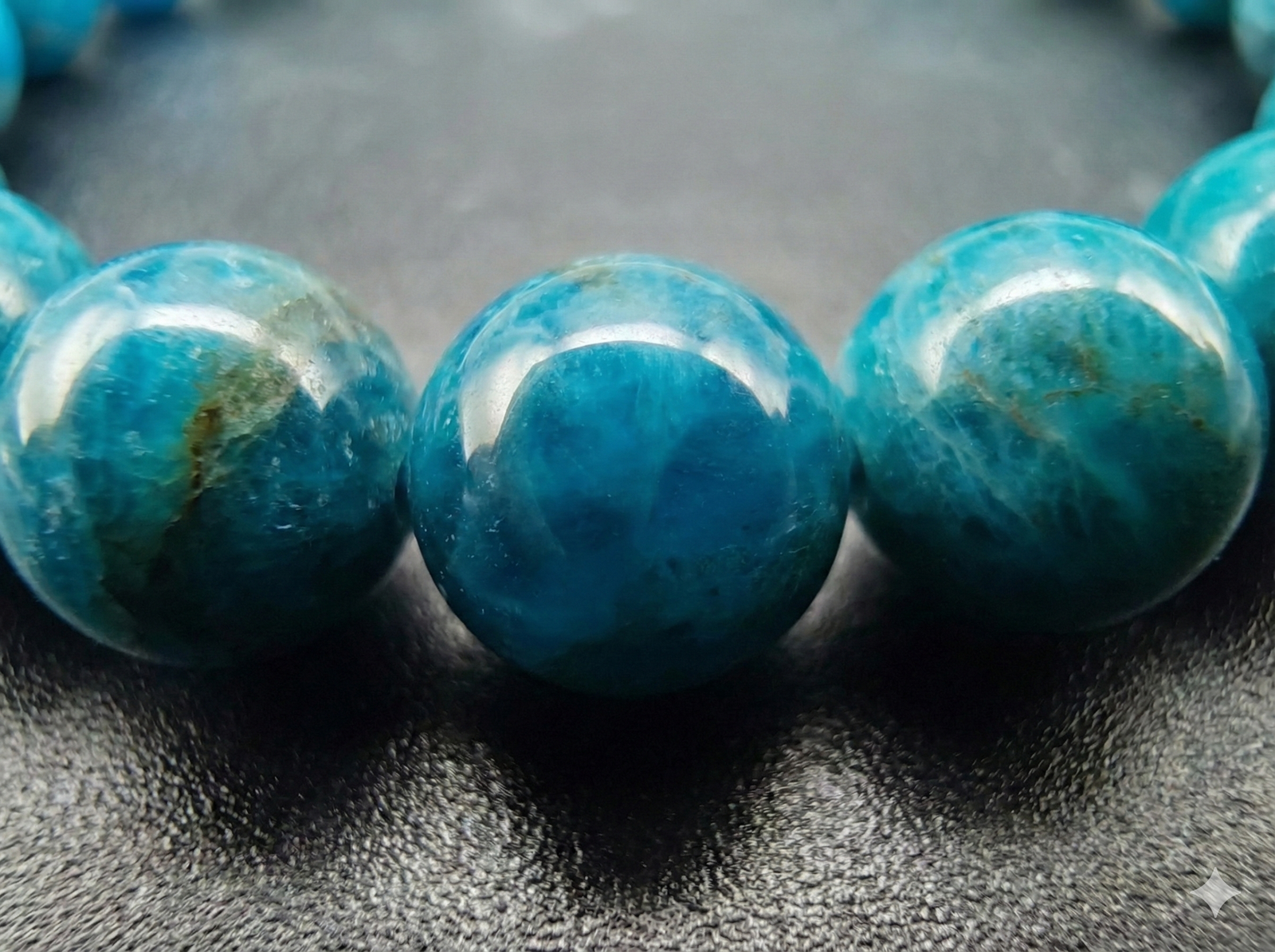 Bracelet Apatite Bleue – Perles 8 mm – Grade A+ 4 Bracelet Apatite bleue détail