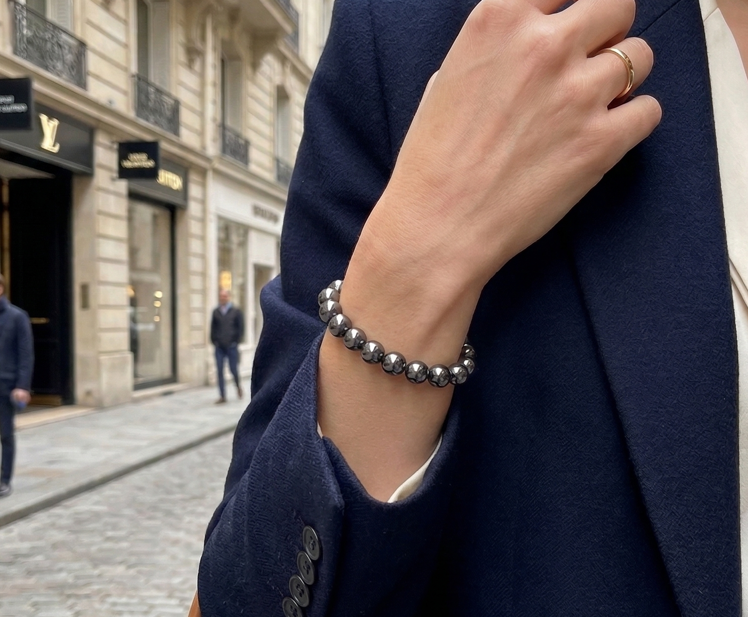 Bracelet lithothérapie Hematite AB sur poignet Romain Creation