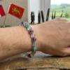 Bracelet en fluorine multicolore sur poignet