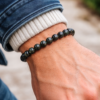 Bracelet labradorite noire sur poignet