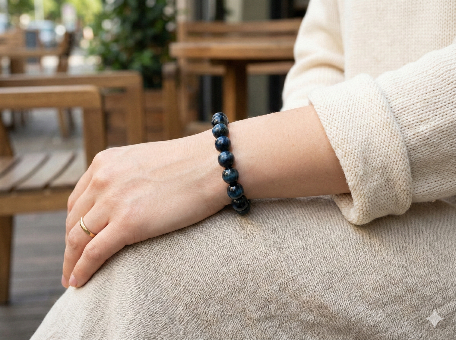 Bracelet oeil de faucon sur poignet