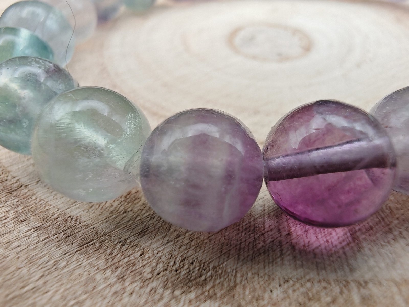 Perles de fluorine multicolore en détail