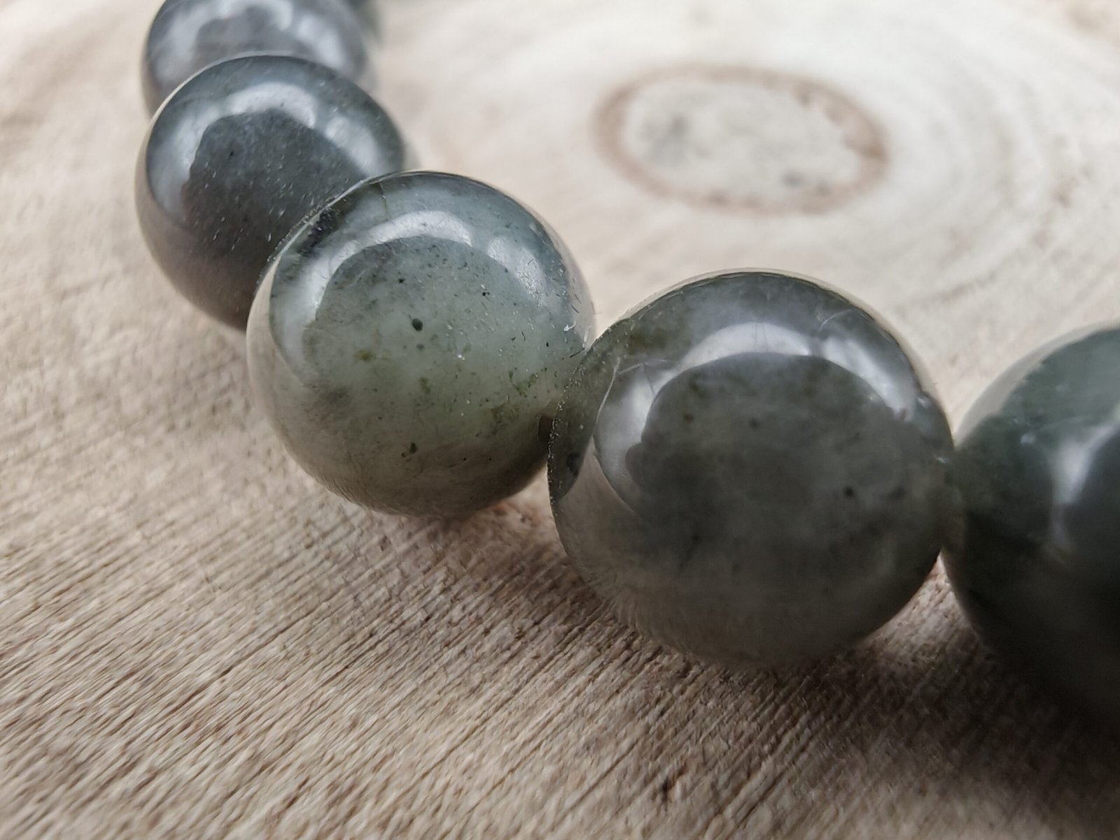 Perle de labradorite Noire en détail