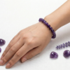 bracelet amethyste sur poignet