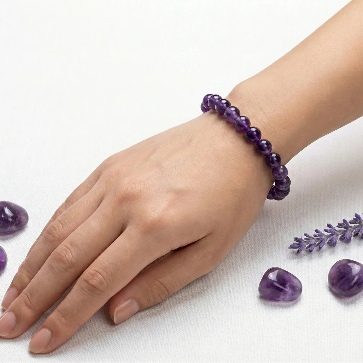 Bracelet Améthyste sur poignet femme par Romain Creation Bracelet Améthyste sur poignet femme par Romain Creation