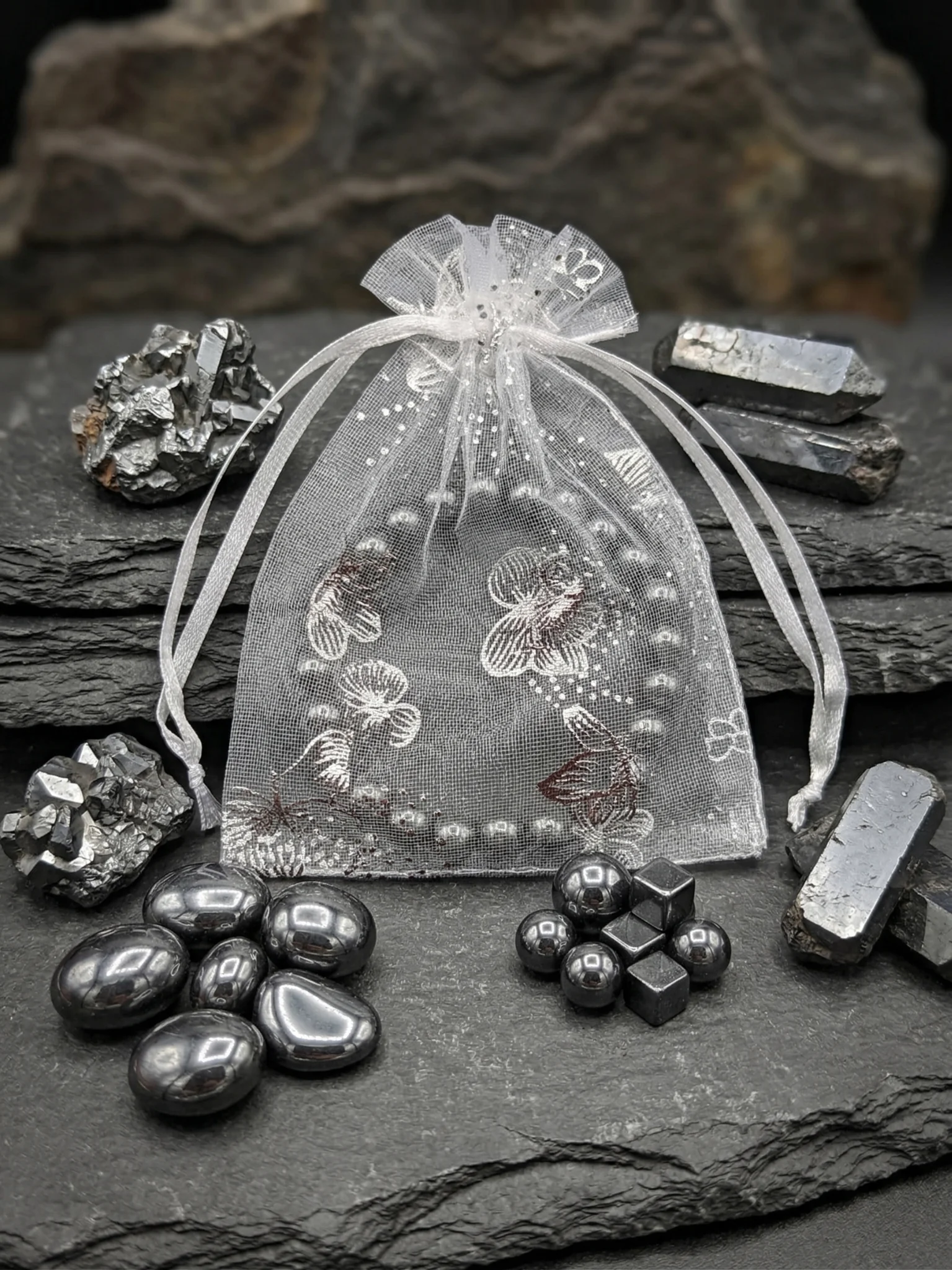 Bracelet hematite AB dans sachet organza Romain Creation Bracelet hematite AB dans sachet organza Romain Creation