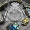 Bracelet labradorite dans sachet en organza par Romain Creation