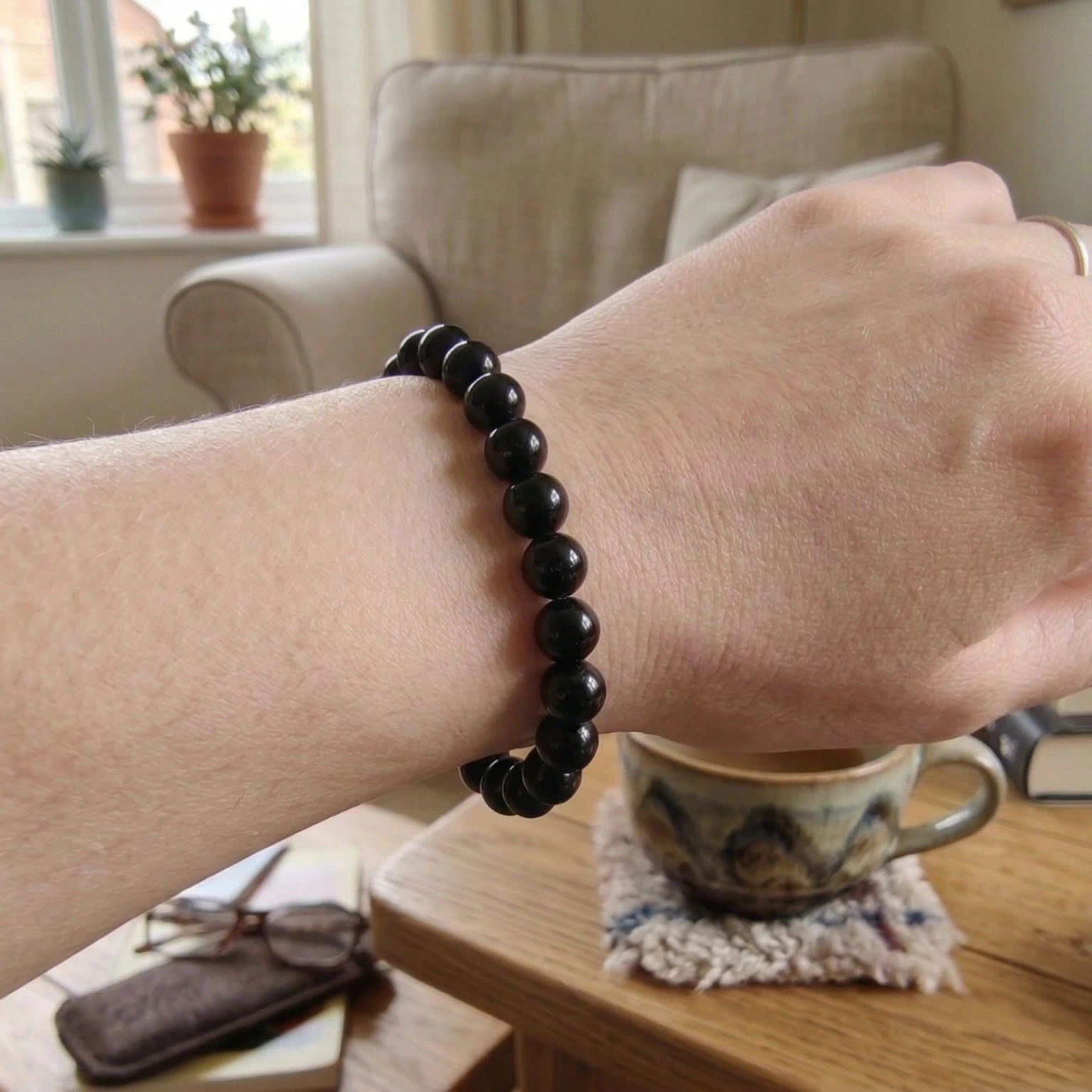 Bracelet obsidienne noire sur poignet