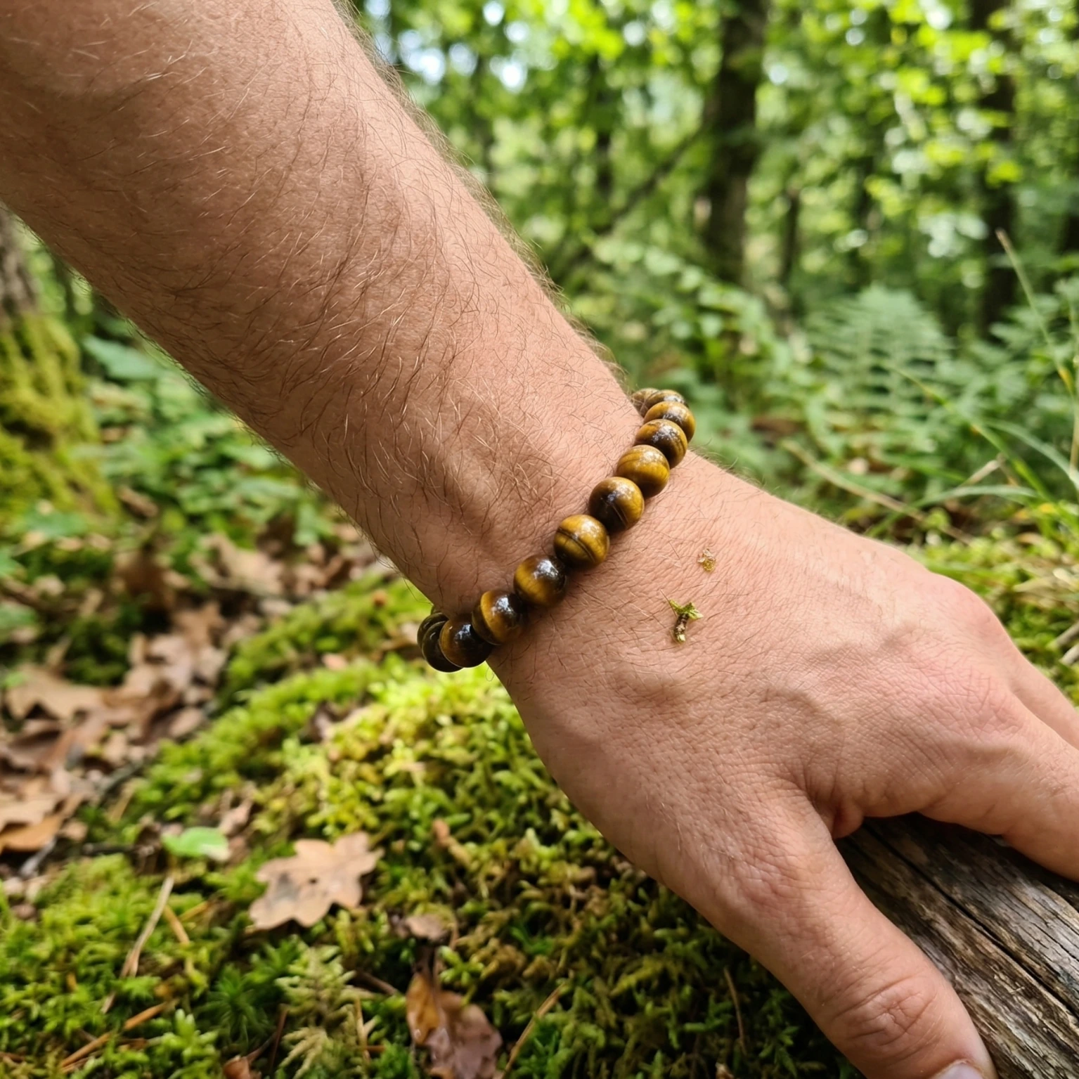 Bracelet oeil de tigre sur poignet Bracelet oeil de tigre sur poignet