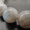 Détails des perles en labradorite par Romain Creation