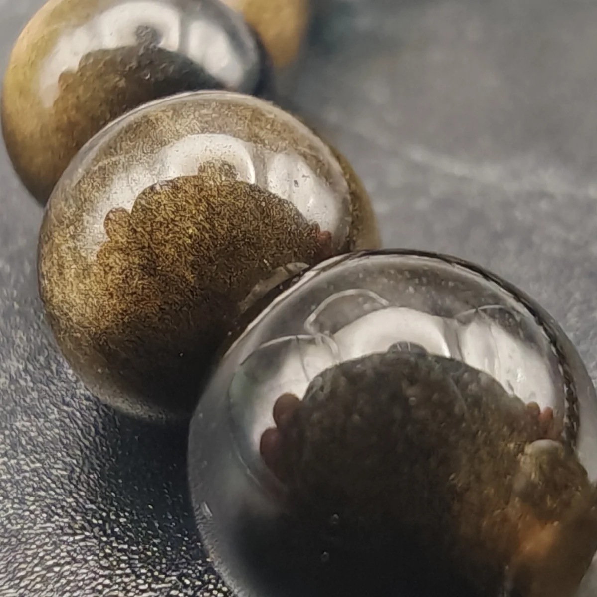 Details perles obsdienne doree