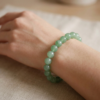 Bracelet Aventurine vert sur Poignet par Romain Creation