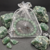 Bracelet aventurine verte dans sachet organza avec pierre avanturine brute par Romain Creation