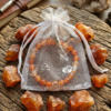 Bracelet cornaline dans sachet organza avec morceaux cornaline par Romain Creation