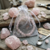Bracelet quartz Rose dans sachet organza avec pierre brut de quartz rose par Romain Creation