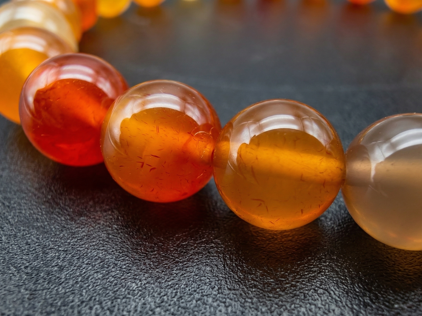 Détails perles bracelet cornaline par Romain Creation