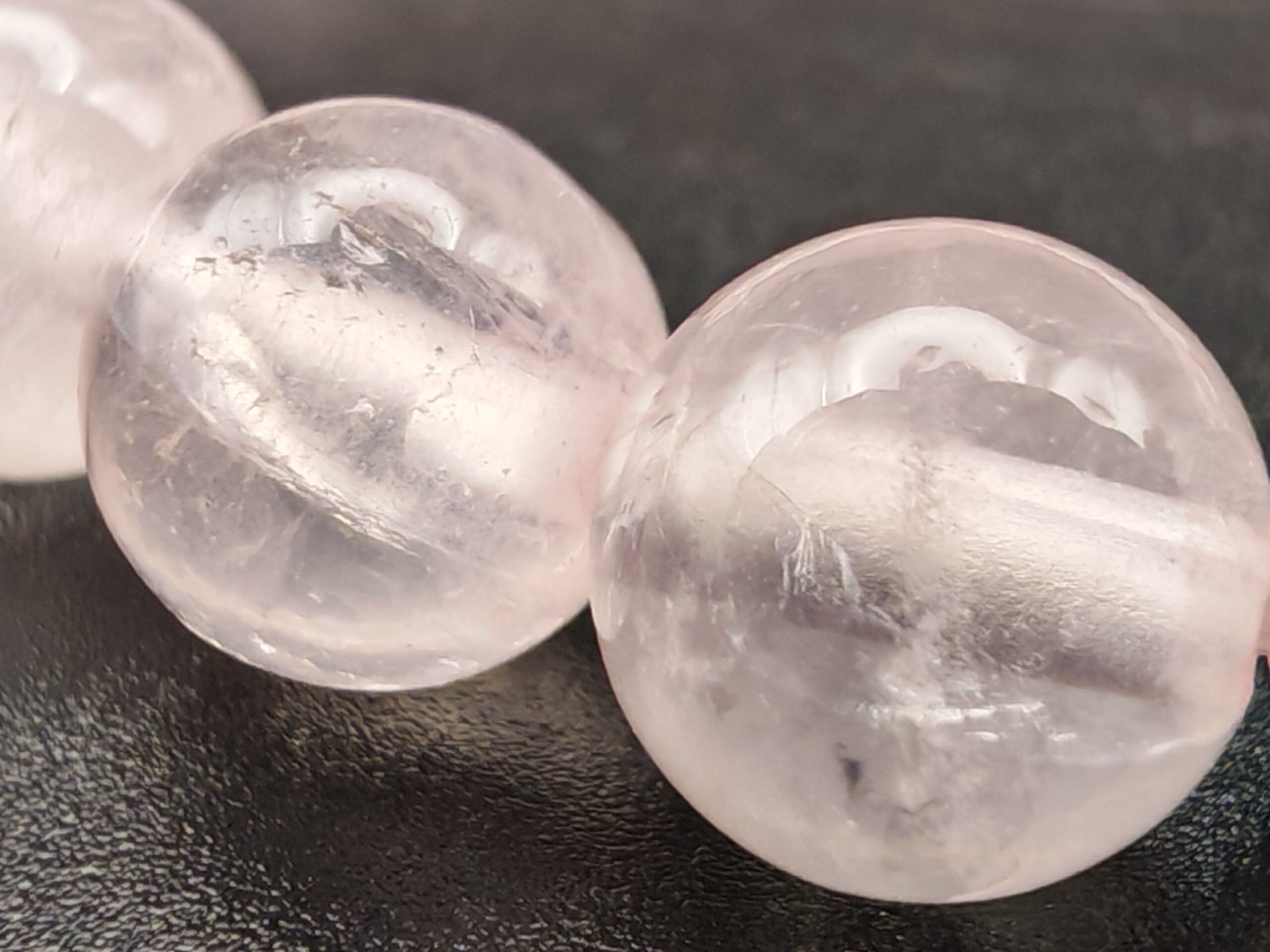 Détails perles de quartz rose par Romain Creation