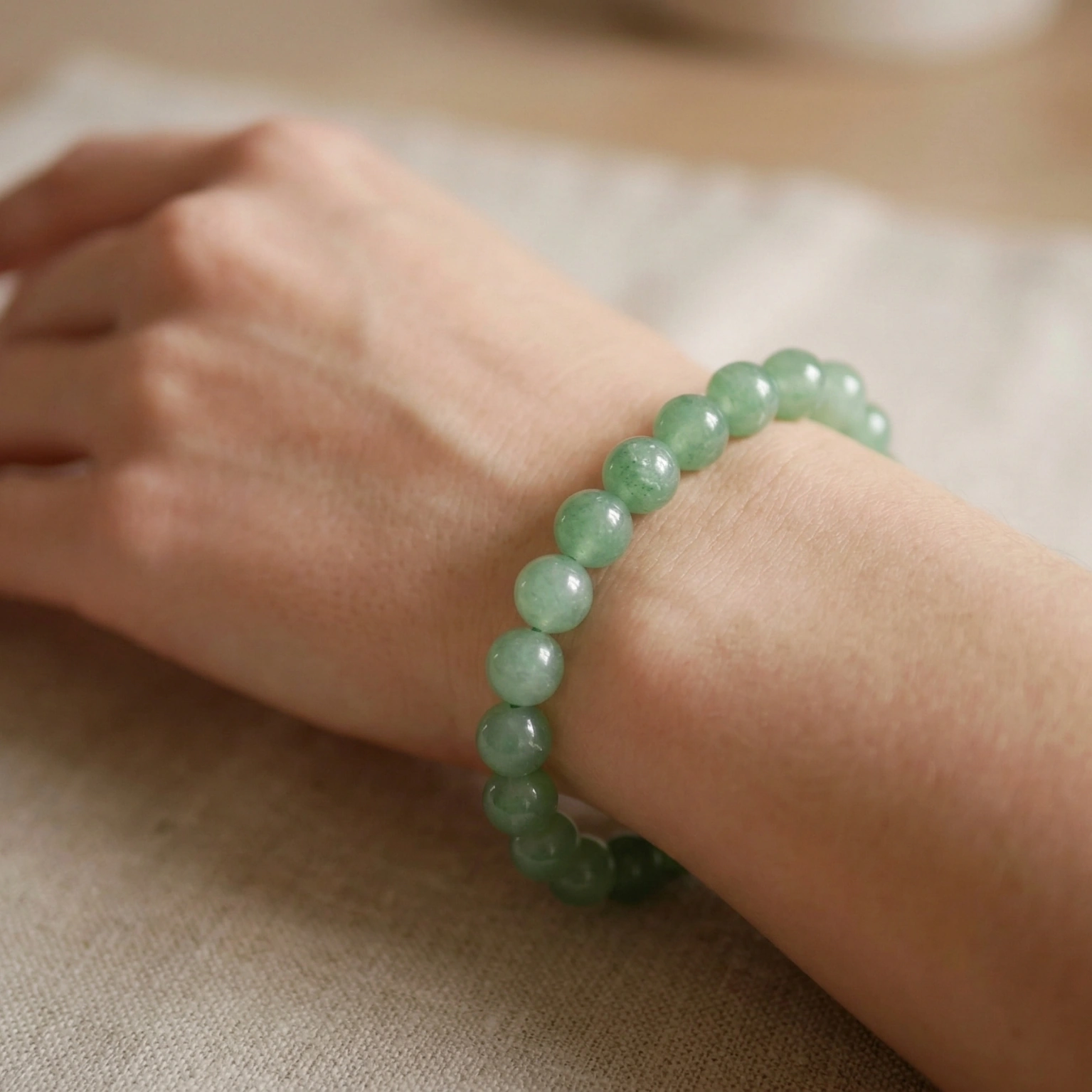 Bracelet Aventurine verte sur Poignet par Romain Creation Bracelet Aventurine verte sur Poignet par Romain Creation