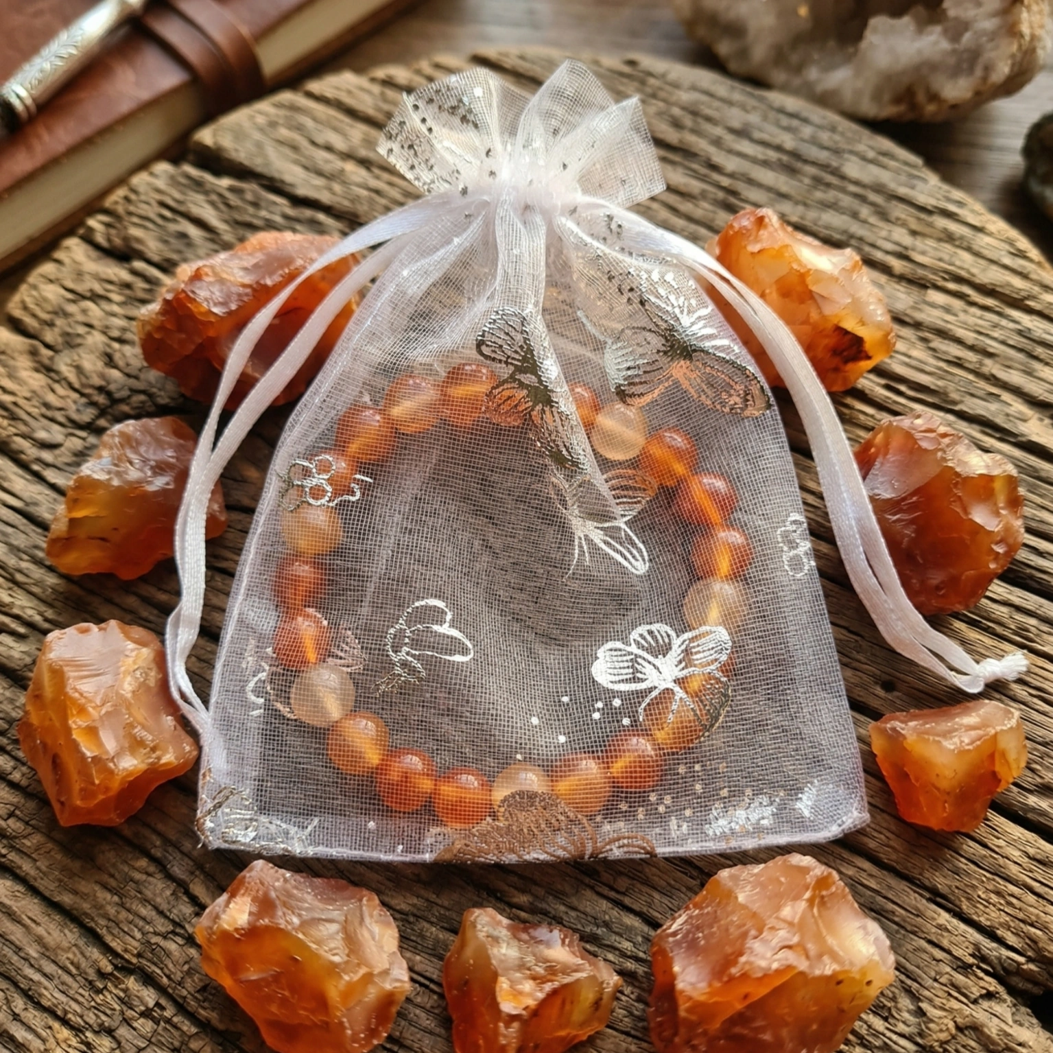 Bracelet cornaline dans sachet organza par Romain Creation Bracelet cornaline dans sachet organza par Romain Creation