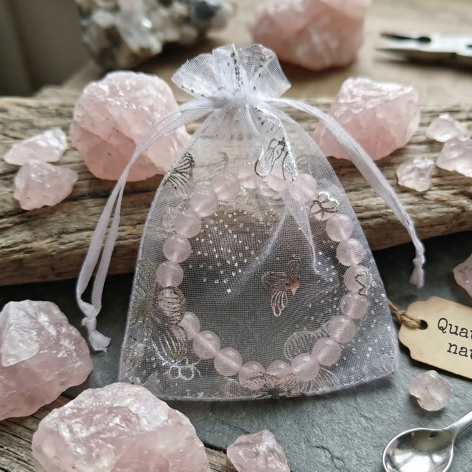 Bracelet quartz Rose dans sachet organza avec pierre brut de quartz rose par Romain Creation Bracelet quartz Rose dans sachet organza avec pierre brut de quartz rose par Romain Creation
