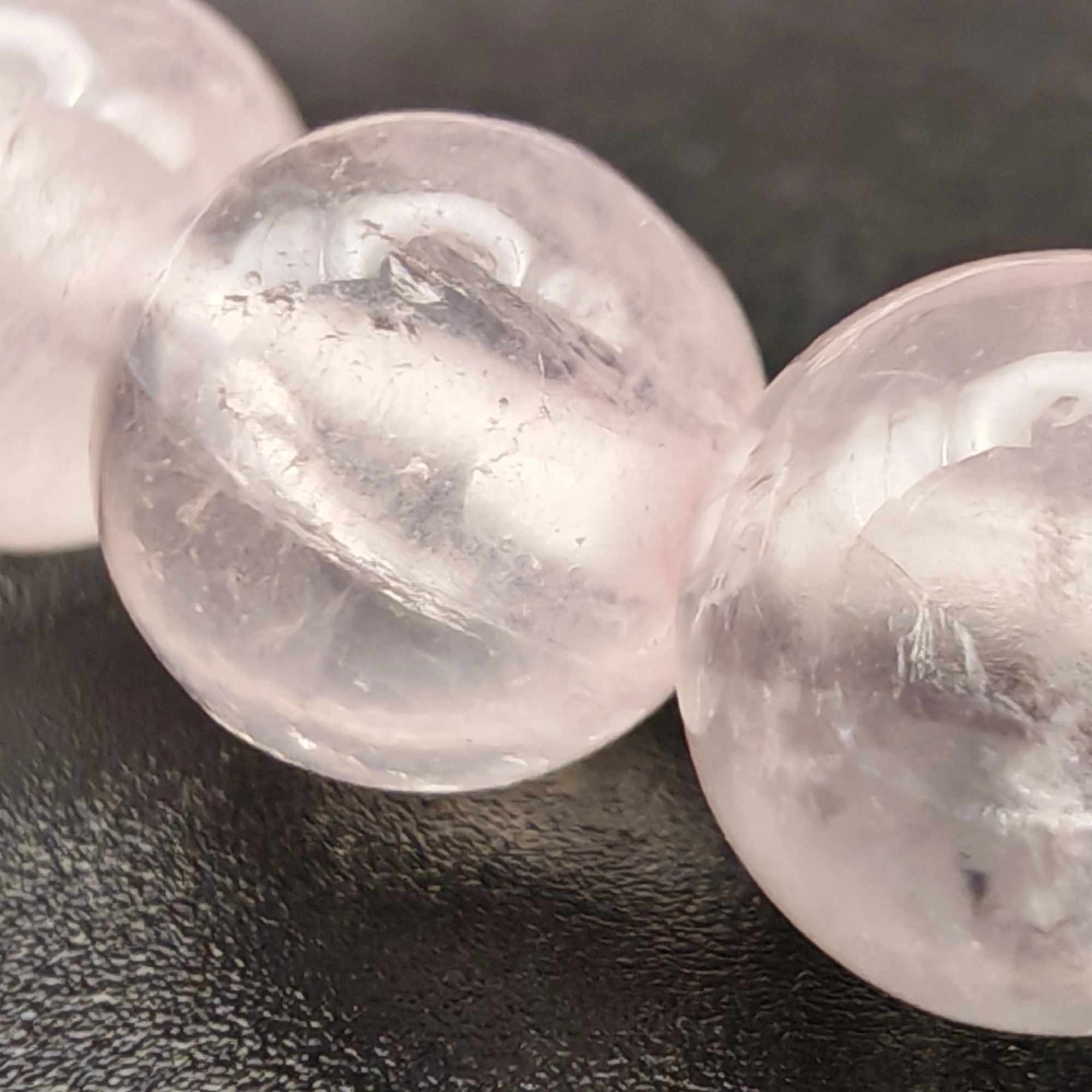 Détails perles de quartz rose par Romain Creation