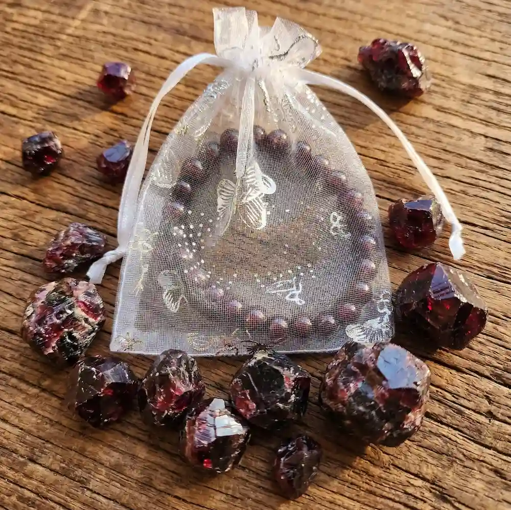 Bracelet grenat rouge dans sachet organza par Romain Creation