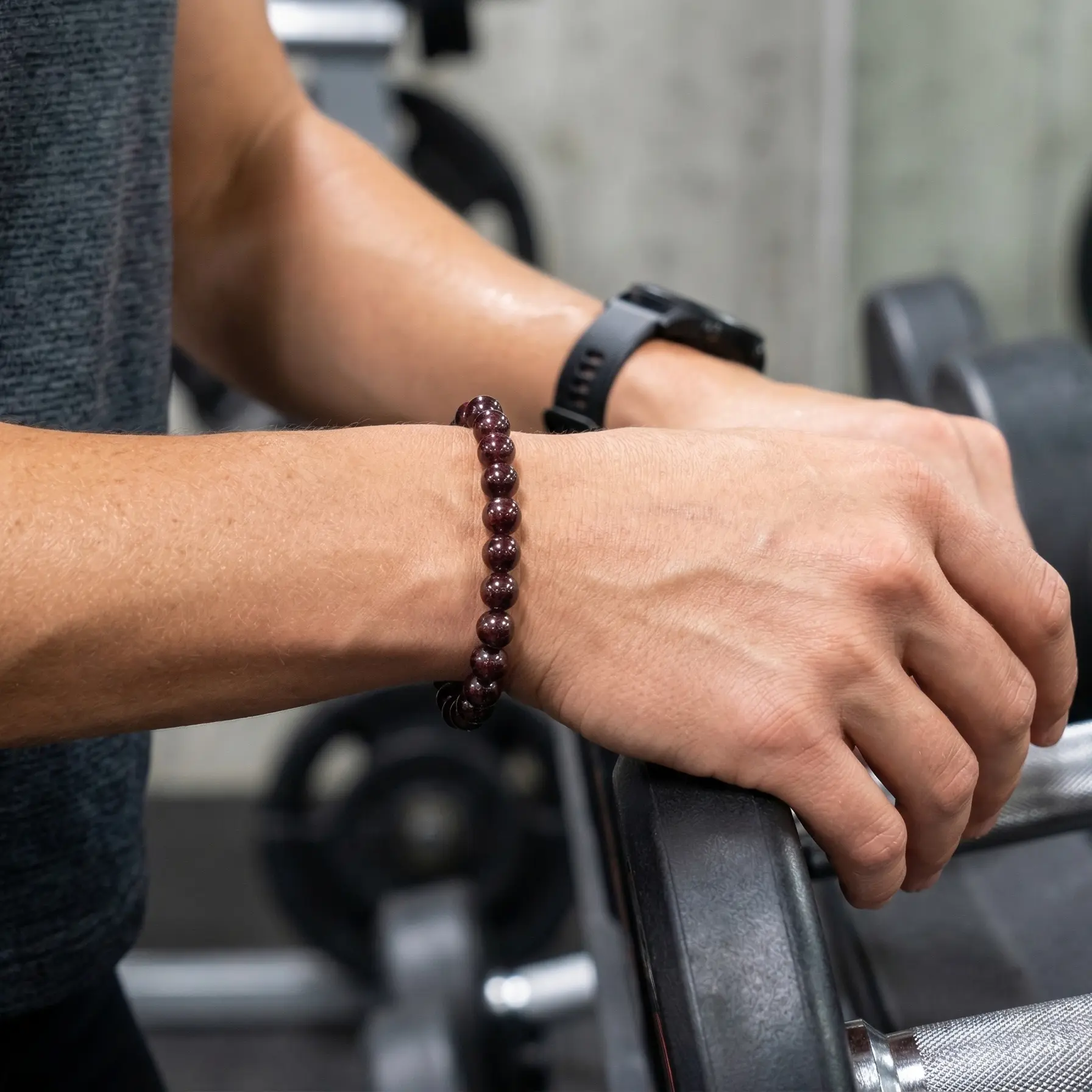 Bracelet Grenat Rouge sur poignet femme sportive par Romain Creation