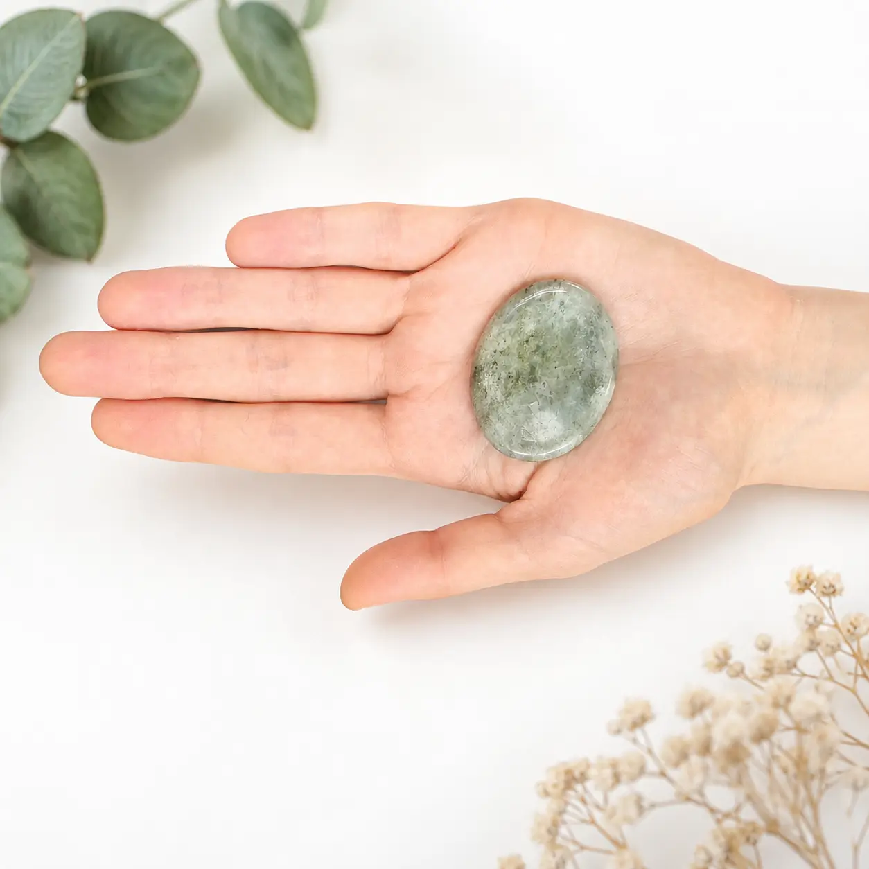 galet anti stress labradorite main galet anti stress labradorite dans la paume de la main