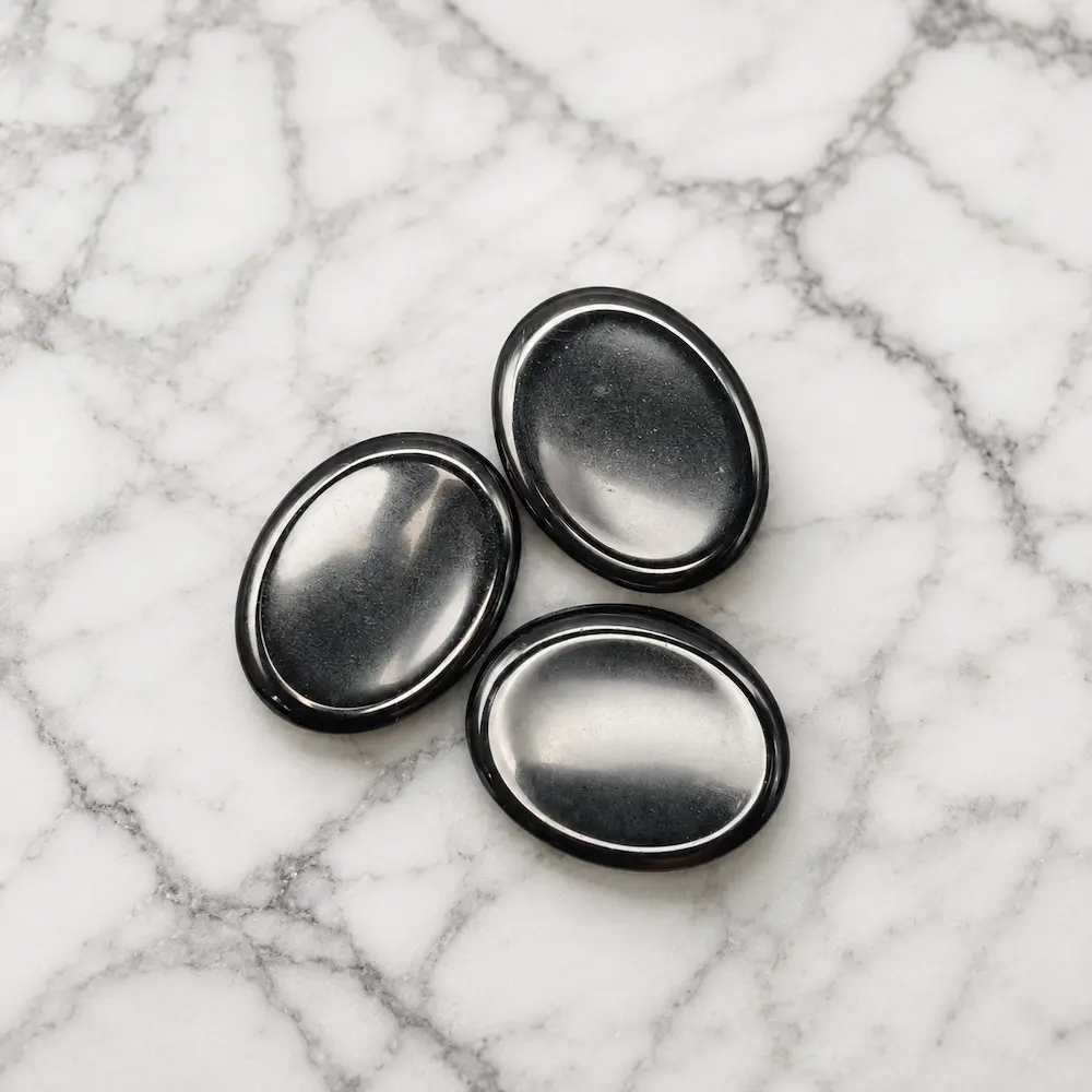 galet anti stress obsidienne noire mexique grade a sur marbre romain creation galet anti stress obsidienne noire mexique grade a sur plaque de marbre romain creation