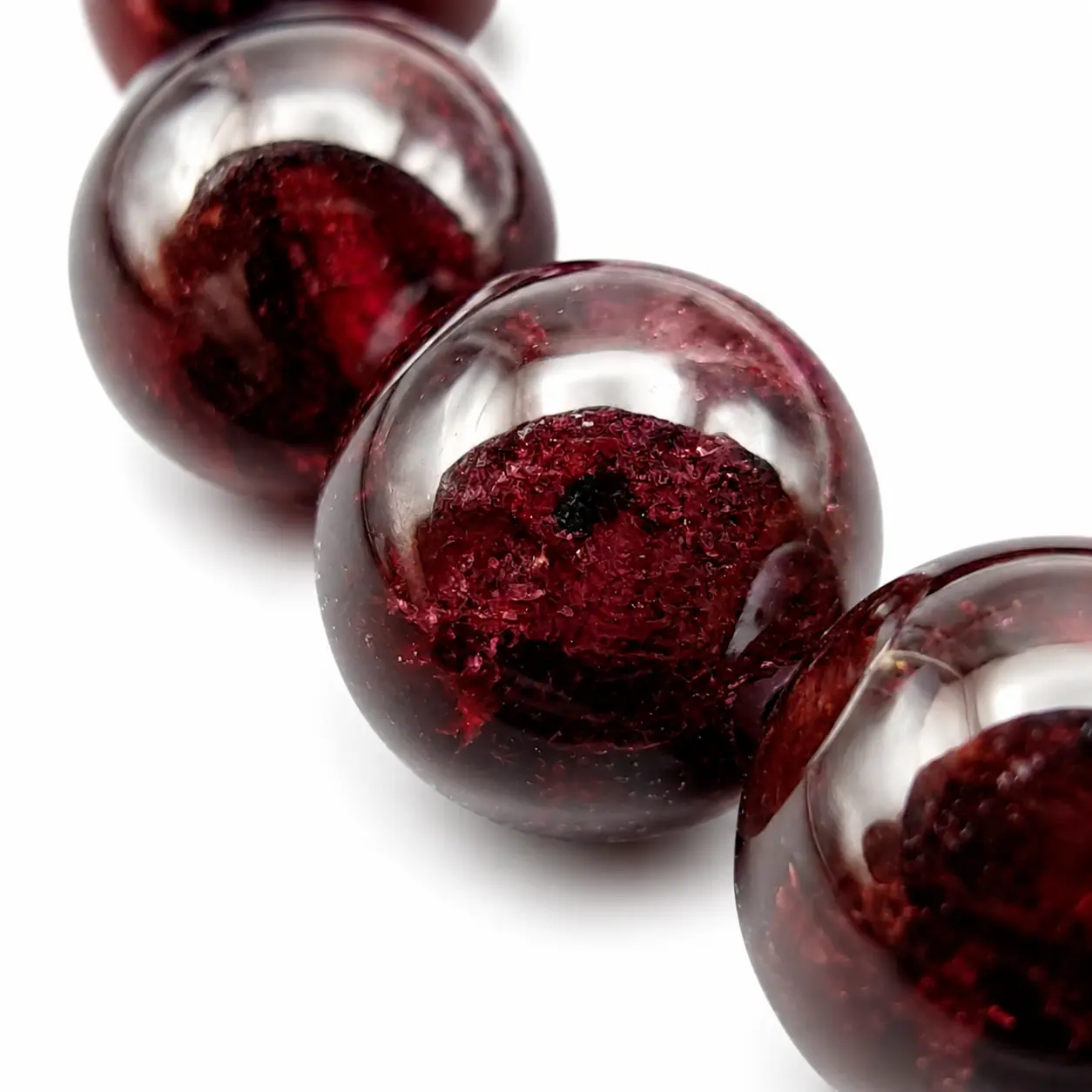 Perles détails grenat rouge par Romain Creatoin Perles détails grenat rouge par Romain Creatoin