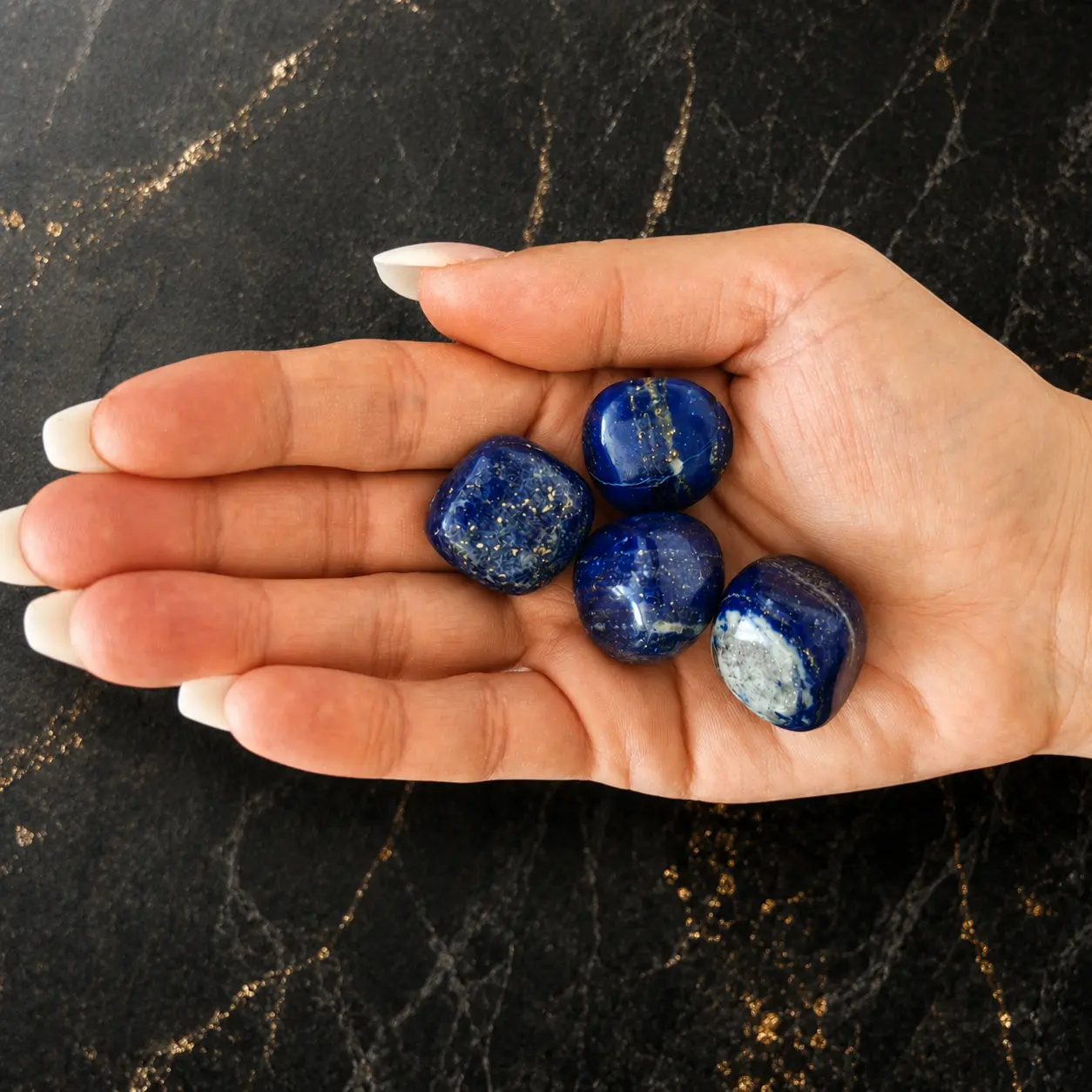 pierres roulees lapis lazuli afghanistan grade AA dans paume main romain creation pierres roulees lapis lazuli afghanistan grade AA dans paume main romain creation