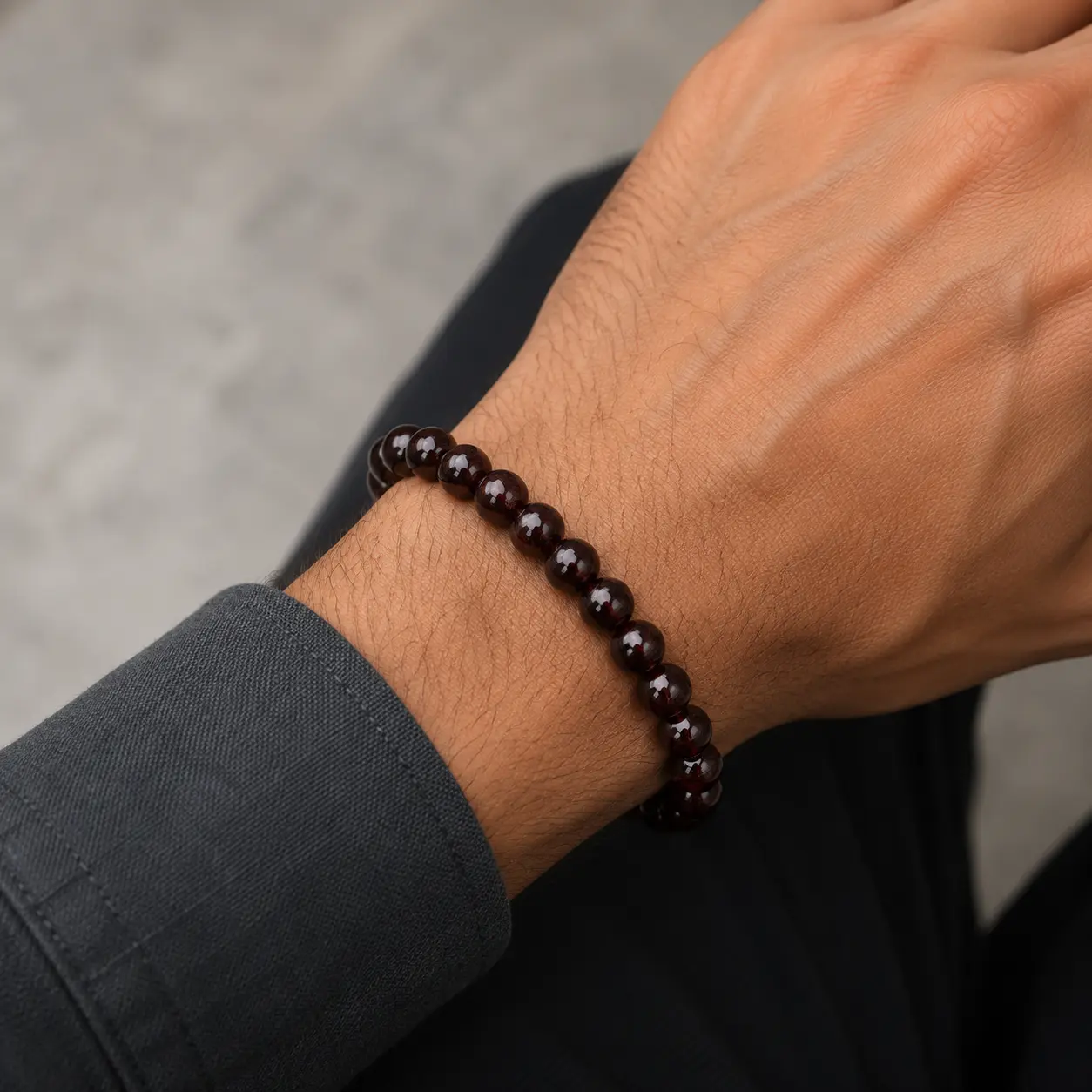 Bracelet grenat rouge 8 mm grade AA sur poignet
