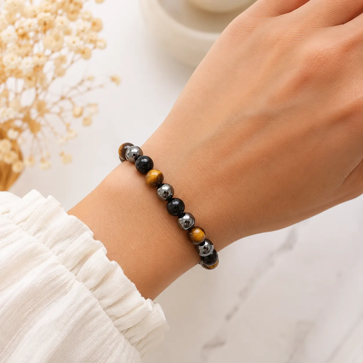 Bracelet hematite - oeil de tigre - obsidienne noire sur poignet femme