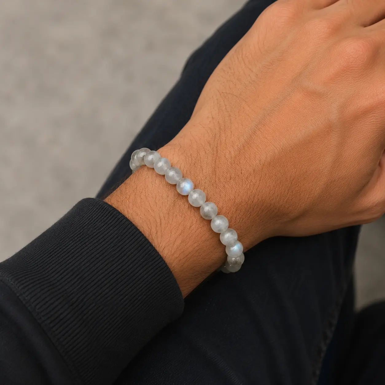 Bracelet labradorite 8 mm grade AA+ sur poignet