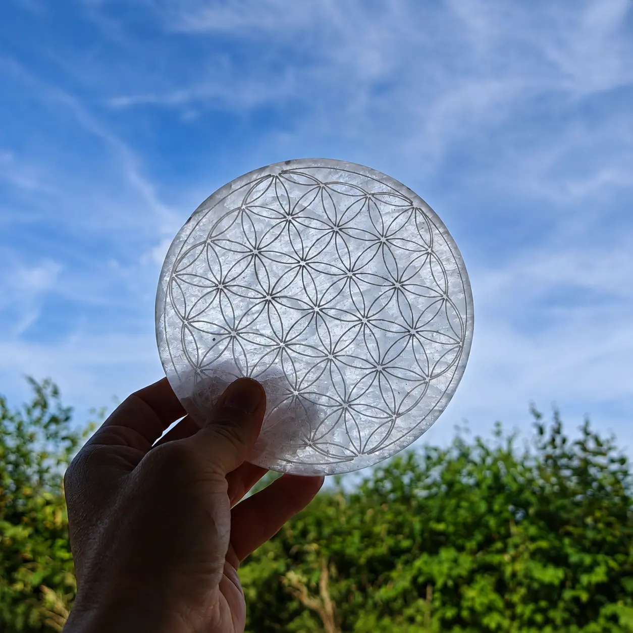 Plaque de Rechargement en Sélénite Fleur de vie 15 cm – Pierre Naturelle du Maroc – Image 2
